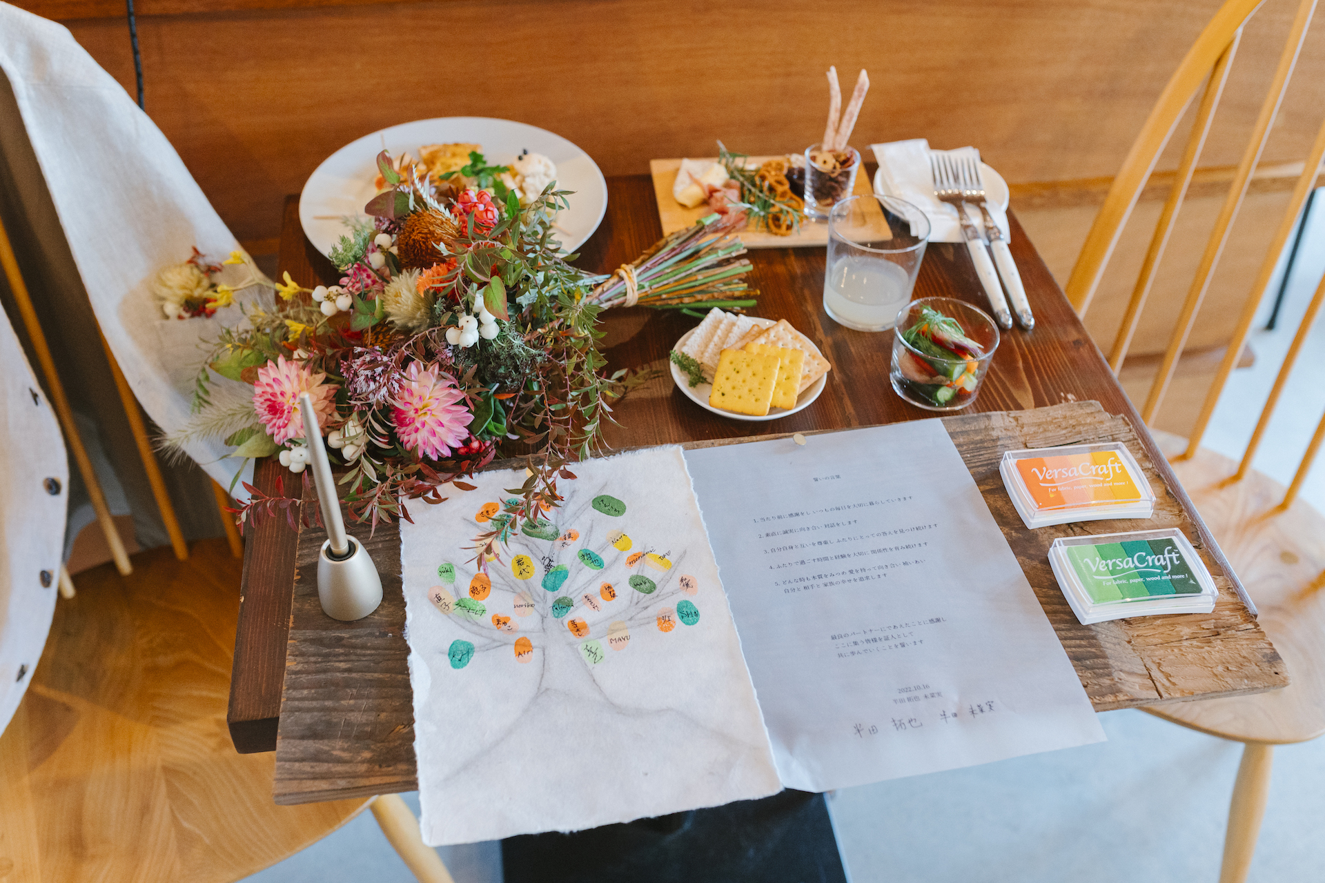 テーブルに並ぶ花、料理、ウェディングツリー